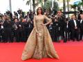 Cannes 2017 : ​रेड कार्पेटवर पुन्हा दिसला सोनम कपूरचा सेक्सी अंदाज!! - Marathi News | Cannes 2017: Sonam Kapoor looks sexy on red carpet !! | Latest filmy News at Lokmat.com