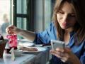 ​मुलांपेक्षा मुलीनांच स्मार्टफोनचे ‘याड’ - Marathi News | Smartphones 'Yad' | Latest fashion News at Lokmat.com