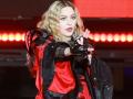 मॅडोनाचे अश्लिल वर्तन - Marathi News | Madonna's rude behavior | Latest fashion News at Lokmat.com