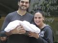 ​हा पाहा ईशा देओलच्या मुलीचा पहिला फोटो - Marathi News | This is the first photo of Esha Deol's daughter | Latest filmy News at Lokmat.com