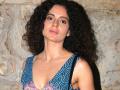 ​-आणि कंगनाला बदलावे लागलेत आडोशाआड कपडे! - Marathi News | And Kangana changed the face of the adodas! | Latest filmy News at Lokmat.com