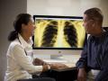 ​मध्यमवयीन लोकांना फुफ्फुसाच्या कॅन्सरचा धोका अधिक - Marathi News | The middle-aged people are more at risk of lung cancer | Latest beauty News at Lokmat.com