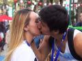 ​सार्वजनिक ठिकाणी चुंबन करणारे...! - Marathi News | Kissers in public places ...! | Latest fashion News at Lokmat.com