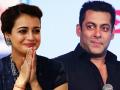 एक किलोमीटर धावत येऊन सलमान खानने वाचविले होते दिया मिर्झाच्या आईचे प्राण! - Marathi News | Salman Khan was saved for a minute and saved the life of Mirza's mother! | Latest filmy News at Lokmat.com