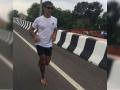 आणि आईच्या साथीने धावला मिलिंद सोमण - Marathi News | Milind Soman ran with his mother | Latest filmy News at Lokmat.com