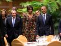 ​मिशेल ओबामांच्या अंगावर काश्मिरी कढाई असलेला ड्रेस - Marathi News | Kashmiri embroidered dress on Michelle Obama | Latest fashion News at Lokmat.com