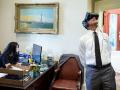 ​जेव्हा ओबामा ‘व्हर्च्युअल रिअ‍ॅलिटी’चा आनंद घेतात... - Marathi News | When Obama Enjoys 'Virtual Reality' | Latest fashion News at Lokmat.com