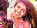 आॅनस्क्रीन बॉयफ्रेंडसोबत होळीच्या रंगात रंगली प्रिया प्रकाश; व्हिडीओ व्हायरल! - Marathi News | Priya Prakash plays with Holi colors; Video Viral! | Latest filmy News at Lokmat.com