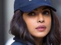 ​प्रियांका चोप्राच्या ‘स्कार्फ’वरून झाला ‘हंगामा’!! - Marathi News | Priyanka Chopra's 'Scarf' 'Hungama'! | Latest filmy News at Lokmat.com