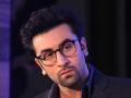 ​पापा ऋषी कपूरपासून दूर पळू लागलायं रणबीर कपूर... पण का? - Marathi News | Ranbir Kapoor ran away from father Rishi Kapoor ... but why? | Latest filmy News at Lokmat.com