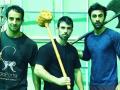 हातात शस्त्र घेऊन रणबीर कपूर चालला कुठे ? - Marathi News | Ranbir Kapoor walked in arms with his arms? | Latest filmy News at Lokmat.com