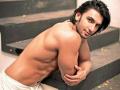 या सिनेमात रणवीर होतोय चक्क न्यूड - Marathi News | Ranveer is very nude in this movie | Latest filmy News at Lokmat.com