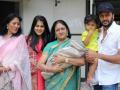 ​रितेश-जेनेलियाने दिली नव्या बाळासह पोझ - Marathi News | Ritesh-Genelia gives birth to newborn baby | Latest filmy News at Lokmat.com