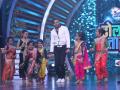 ​रितेश देखमुखने ढोलकीच्या तालावरच्या सेटवर केले बँकचोरचे प्रमोशन - Marathi News | Promotion of bancalover made by Riteish Viewmukh Dholki Taal Set | Latest filmy News at Lokmat.com