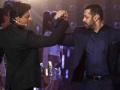 'या' कारणामुळे शाहरुख खानने सलमान खानला दिली कार गिफ्ट - Marathi News | Shah Rukh Khan car gift to Salman Khan | Latest filmy News at Lokmat.com