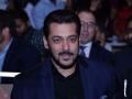 ​IIFA 2017 : Exclusive : OMG! असे काय घडले की सलमान खान आयफाच्या स्टेजवरून खाली उतरून गेला... - Marathi News | IIFA 2017: Exclusive: OMG! What happened that Salman Khan got down from the stage of IIFA ... | Latest filmy News at Lokmat.com