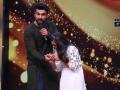 ​अर्जुन कपूरने घेतला लिटल चॅम्प शण्मुखप्रियाचा ऑटोग्राफ - Marathi News | Arjun Kapoor took the autograph of Little Champ Shankarpriya | Latest filmy News at Lokmat.com