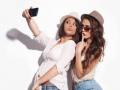सेल्फीमुळे येते वृद्धत्व ! - Marathi News | Selfie comes from old age! | Latest fashion News at Lokmat.com