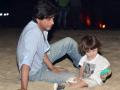 ​शाहरूख खान मुलगा अबरामसोबत नाईट वॉकला जातो तेंव्हा... - Marathi News | Shahrukh Khan goes to Night Walk with son Abar ... | Latest filmy News at Lokmat.com