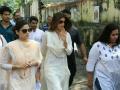shilpa Shetty during the funeral of her father Surendra Shetty in Mumbai - Marathi News | Shilpa Shetty during the funeral of her father Surendra Shetty in Mumbai | Latest filmy News at Lokmat.com