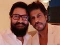 OMG! शाहरुख खान -आमिर खानचा २५ वर्षांतील पहिलाच सेल्फी! - Marathi News | OMG! Shahrukh Khan-Amir Khan's first selfie of 25 years! | Latest filmy News at Lokmat.com