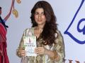 ​ट्विंकल खन्नाला तिच्याच पुस्तकाची विक्री करणारा हॉकर! - Marathi News | Twinkle Khanna sells his own book! | Latest filmy News at Lokmat.com