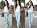 SEE PICS : कॅज्युअल लुकमध्ये स्पॉट झाली श्रीदेवीची मुलगी जान्हवी कपूर! - Marathi News | SEE PICS: Sridevi's daughter Janhavi Kapoor spotted in a casual look! | Latest filmy News at Lokmat.com