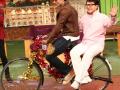 OMG:The Kapil Sharma शोमध्ये 10 लाखांमध्ये विकली गेली जॅकी चैनची सायकल - Marathi News | OMG: The Kapil Sharma Show, Jackie Chain Cycle, sold for 10 Lacs | Latest filmy News at Lokmat.com