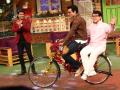 ​द कपिल शर्माच्या सेटवर जॅकी चैनने गिरवले अभिनयाचे धडे - Marathi News | Junkie Chan plays the role of acting on The Kapil Sharma set | Latest filmy News at Lokmat.com