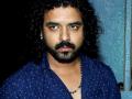 ​-अन् नशेत धुंद असलेला तोशी स्टेजवरून पडला! - Marathi News | The drunken Tony fell on stage! | Latest filmy News at Lokmat.com