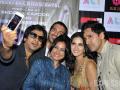 सेलिब्रिटींसोबत सेल्फी काढण्याचे स्पेशल फंडे - Marathi News | Special funds for selfies with celebrities | Latest fashion News at Lokmat.com
