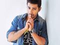 वरुण धवनच्या कारचा अपघात - Marathi News | Varun Dhawan's car accident | Latest filmy News at Lokmat.com