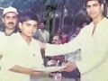 ​आशीष नेहराकडून पुरस्कार घेणारा हा कोण? - Marathi News | Who is the recipient of the award from Ashish Nehra? | Latest fashion News at Lokmat.com