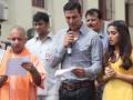 अक्षयकुमारने मुख्यमंत्री आदित्यनाथ योगी यांच्यासोबत घेतली स्वच्छतेची शपथ!! - Marathi News | Akshay Kumar takes oath with Chief Minister Adityanath Yogi! | Latest filmy News at Lokmat.com