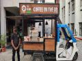 इलेक्ट्रिक ऑटो रिक्षावर सुरू केला 'Coffee On The Go'; आनंद महिंद्रा म्हणाले, 'भन्नाट बिझनेस आयडिया' - Marathi News | Anand mahindra tweet mobile coffee shop photos set up on ev autorickshaw treo in hyderabad | Latest business News at Lokmat.com