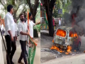 Congress Protest: सोनिया गांधींच्या चौकशीवरुन कार्यकर्ते भडकले, आपल्याच कार्यकर्त्याच्या गाडीला लावली आग - Marathi News | Congress Protest: Activists flared up over Sonia Gandhi's inquiry, set fire to their own leader's car | Latest national News at Lokmat.com