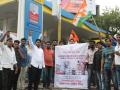 नागपुरात पेट्रोल दरवाढीविरोधात  निदर्शने,  लॉलीपॉप वाटले - Marathi News | Lolipop protested against petrol price hike in Nagpur | Latest nagpur News at Lokmat.com