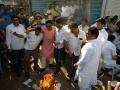 युवक काँग्रेसच्या कार्यकर्त्यांनी केला राज ठाकरेंचं छायाचित्र जाळून निषेध - Marathi News | Youth Congress workers protested against MNS | Latest maharashtra Videos at Lokmat.com