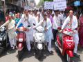 काँग्रेसने ढकलल्या दुचाकी तर राष्ट्रवादीची घोषणाबाजी ! - Marathi News | congresss and ncp protest against rising rates of petrol | Latest pune News at Lokmat.com