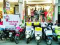 गाड्या गहाण ठेवण्यासाठी पोहचले युवक काँग्रेसचे कार्यकर्ते - Marathi News | Youth Congress activists arriving to mortgage vehicles | Latest nagpur News at Lokmat.com