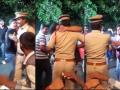 भररस्त्यात त्याने पोलिसाला थांबवून केलं 'किस' - Marathi News | Drunk man lands in trouble for kissing cop | Latest national Videos at Lokmat.com