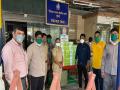 CoranaVirus News in Mumbai : कोरोना वॉरियर्सची तहान भागविण्यासाठी तरुणांचा पुढाकार - Marathi News | CoronaVirus Latest Marathi News in Mumbai: Youth initiative to quench the thirst of Corona Warriors | Latest mumbai News at Lokmat.com