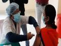 Corona Vaccine:कोरोना रुग्णांना लस का देत नाही? दोन डोस वेगवेगळ्या कंपनीचे घेऊ शकतो का? जाणून घ्या - Marathi News | Corona Vaccine: Corona patients are not vaccinated, Can I get two different vaccines? Experts say | Latest health News at Lokmat.com
