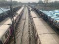 Mumbai Train Update : मुसळधार पावसाचा रेल्वे वाहतुकीला फटका, तिन्ही मार्गावरील वाहतूक उशिराने  - Marathi News | mumbai rain updates rains delayed heavy overnight rain mumbai thane kalyan floods tracks | Latest mumbai News at Lokmat.com