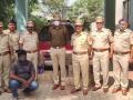 कोल्हापूर : गोवा बनावटीच्या मद्याची अवैध वाहतूक करणाऱ्या एकास अटक, 8 लाखाचा मुद्देमाल जप्त - Marathi News | one arrested for smuggling Goa made liquor near Kabnur fata Hatkanangle kolhapur | Latest kolhapur News at Lokmat.com