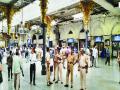 CSMT स्थानकात बॉम्बची अफवा; बॉम्ब स्कॉड, पोलिसांची कसून तपासणी  - Marathi News | police and bomb squad investigated mumbai csmt railway station after bomb threat call | Latest mumbai News at Lokmat.com