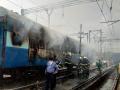 सीएसएमटी स्टेशनच्या प्लॅटफॉर्मवर सोलापूर एक्सप्रेसच्या डबा आगीच्या भक्ष्यस्थानी, प्रवाशांची तारांबळ - Marathi News | On the platform of the CSMT Station, the Solapur Express cannons, firefighters, passengers | Latest mumbai Photos at Lokmat.com