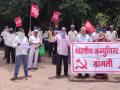 सांगलीत भारतीय कम्युनिस्ट पक्षाच्यावतीने जोरदार निदर्शने - Marathi News | Strong protests on behalf of the Communist Party of India in Sangli to protest against petrol and diesel price hike and anti-labor policy | Latest sangli News at Lokmat.com