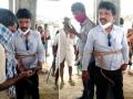 लाईट बिलाच्या वसुलीसाठी आलेल्या कर्मचाऱ्यांना गावकऱ्यांनी झाडालाच बांधलं - Marathi News | Employees who came to collect the electricity bill tied the villagers to the tree in medak | Latest national News at Lokmat.com