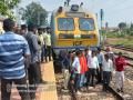 रेल्वेगाड्या विलंबनाने, प्रवाशांनी ट्रॅकवर उतरुन व्यक्त केला संताप - Marathi News | Due to train delays, passengers came down on the tracks and expressed their anger | Latest gondia News at Lokmat.com
